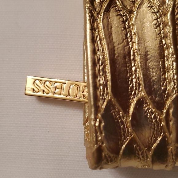 Clutch 🤑 - Picture 2 of 3